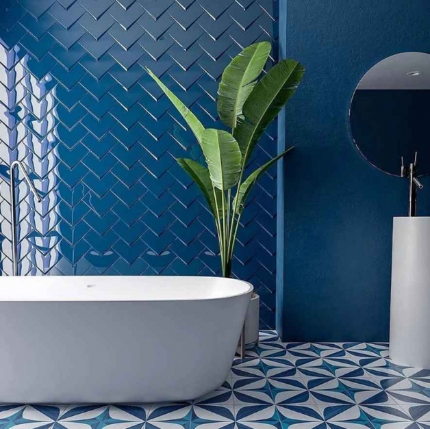 Модный дизайн ванной с синей плиткой