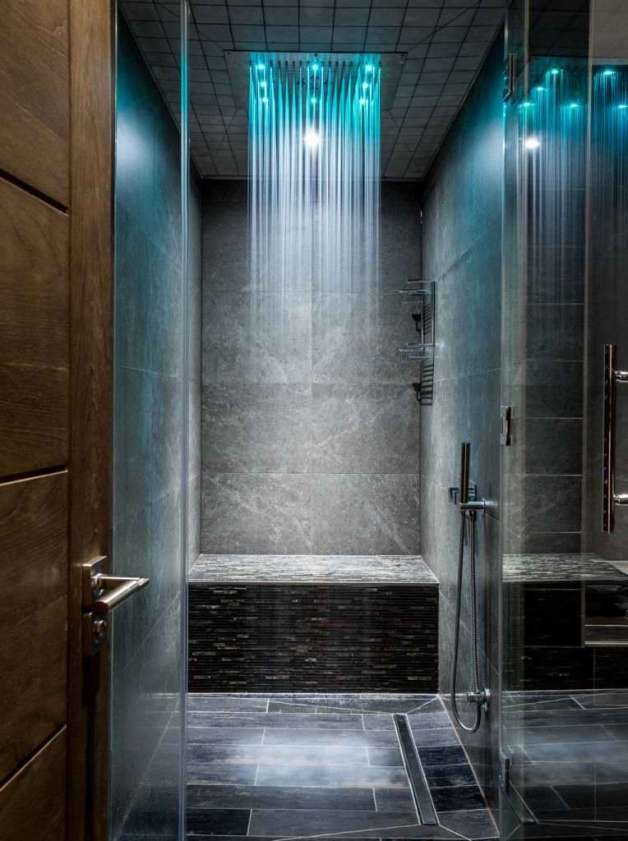 Тропический душ в ванной комнате темного цвета