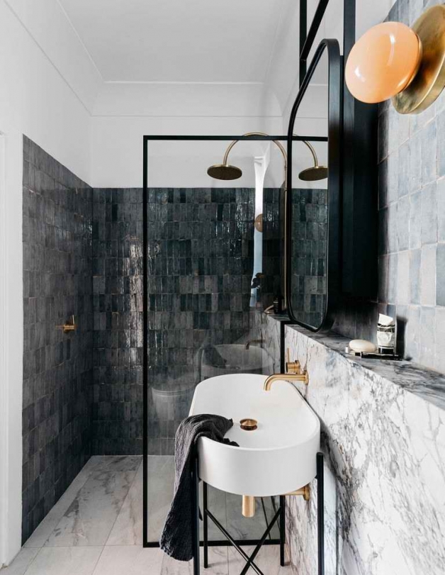 Контрастный черный цвет в интерьере ванной