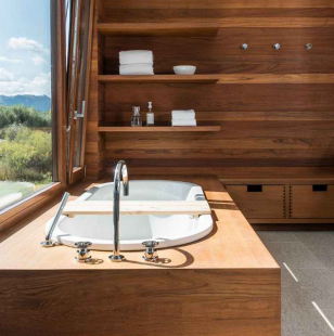 Ламинированные деревянные панели в ванной