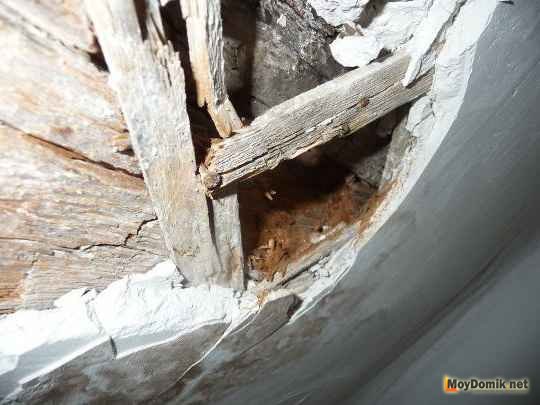 Разрушение деревянных балок перекрытия 