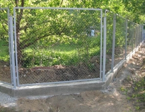 Фундамент под забор из сетки рабицы