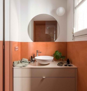 Дизайн интерьера ванной с комбинированием двух цветов для стен